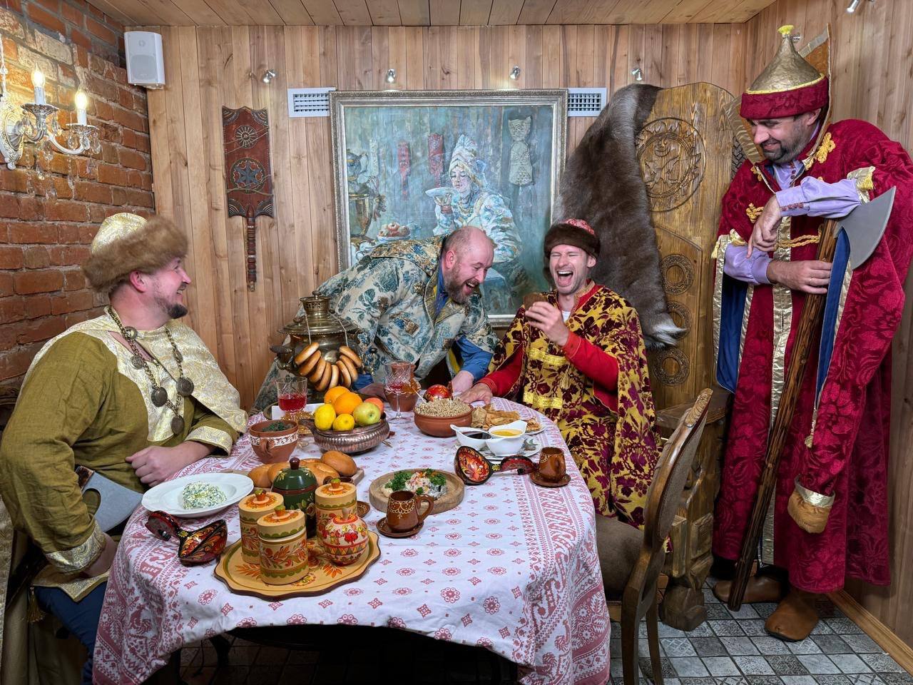 Гости в костюмах